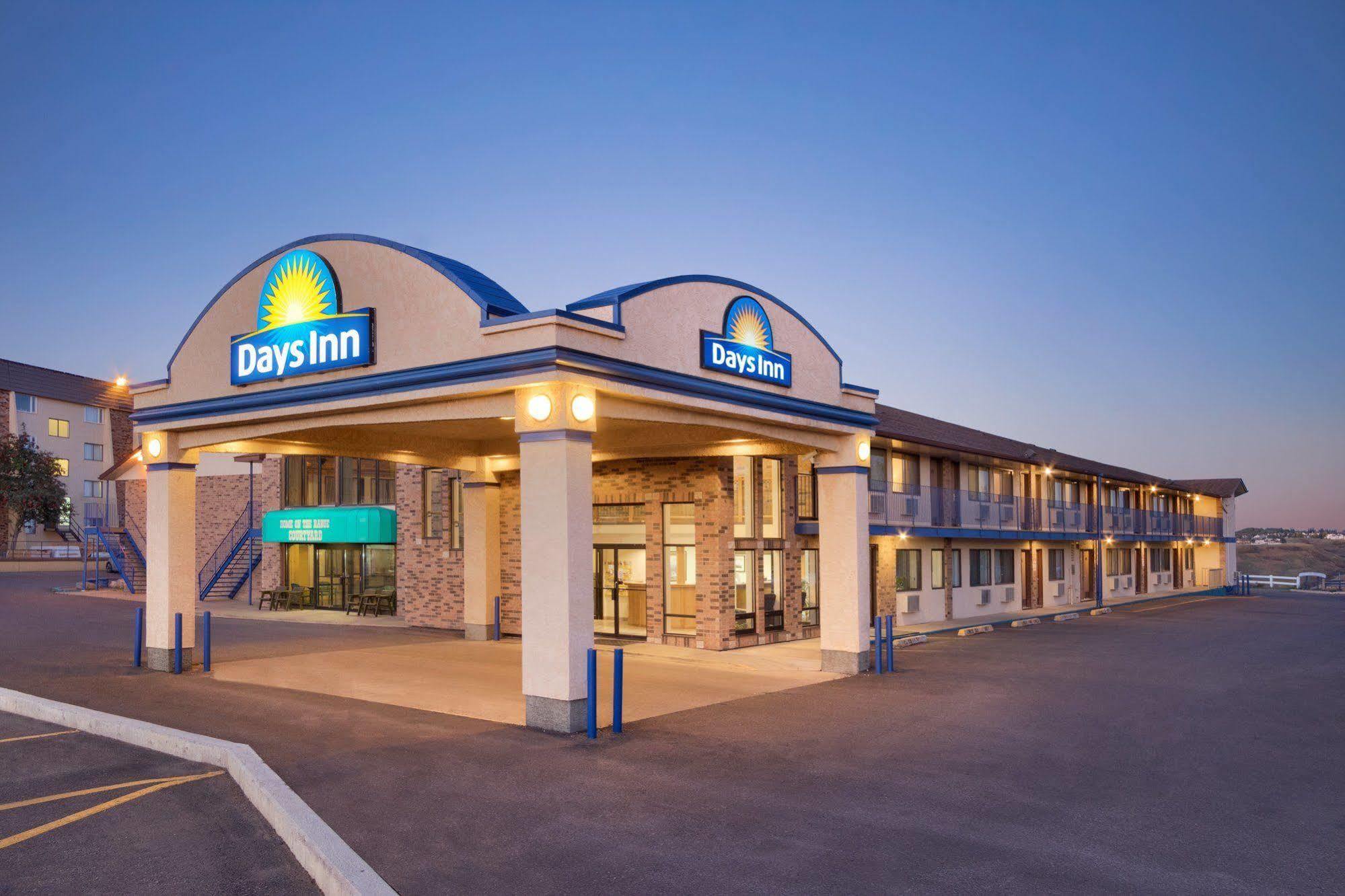 Days Inn By Wyndham Lethbridge Exterior photo